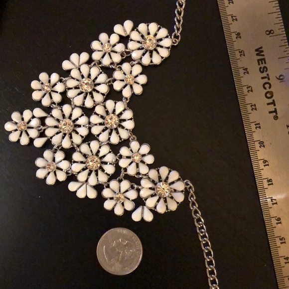 - White daisy party statement necklace, silver - Picture 8 of 8